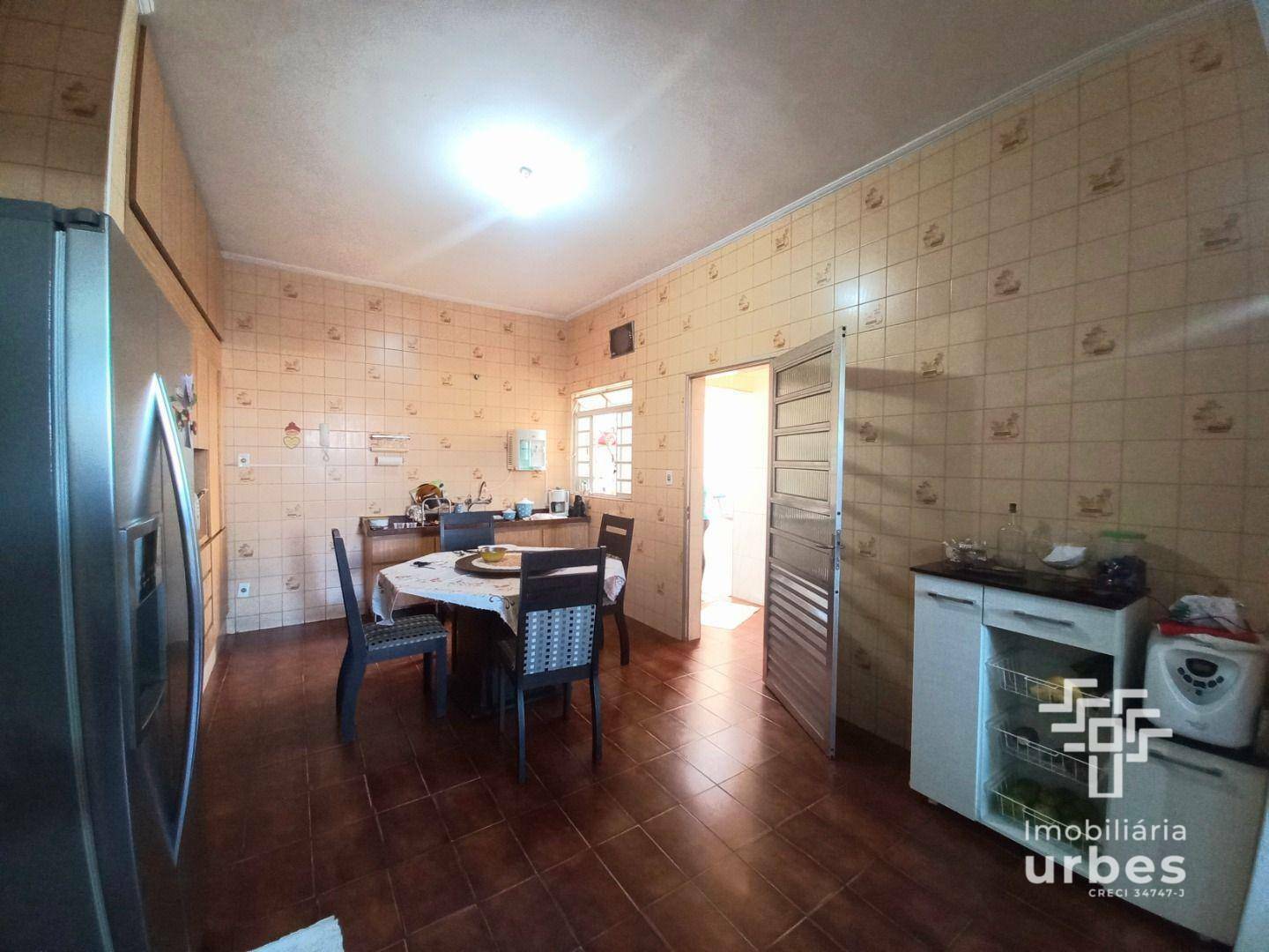 Casa à venda com 3 quartos, 226m² - Foto 4