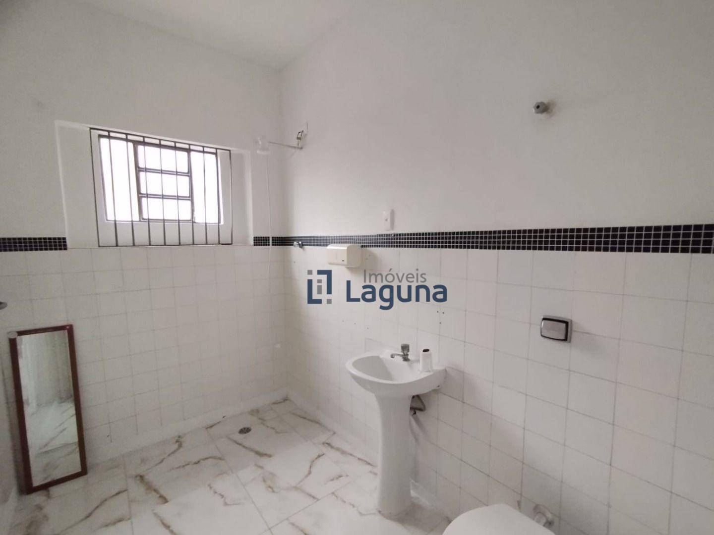 Casa para alugar com 2 quartos, 200m² - Foto 32