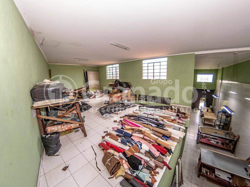 Casa à venda com 2 quartos, 300m² - Foto 15