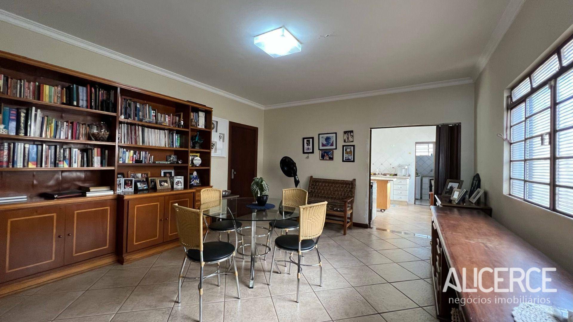 Casa à venda com 3 quartos, 264m² - Foto 8