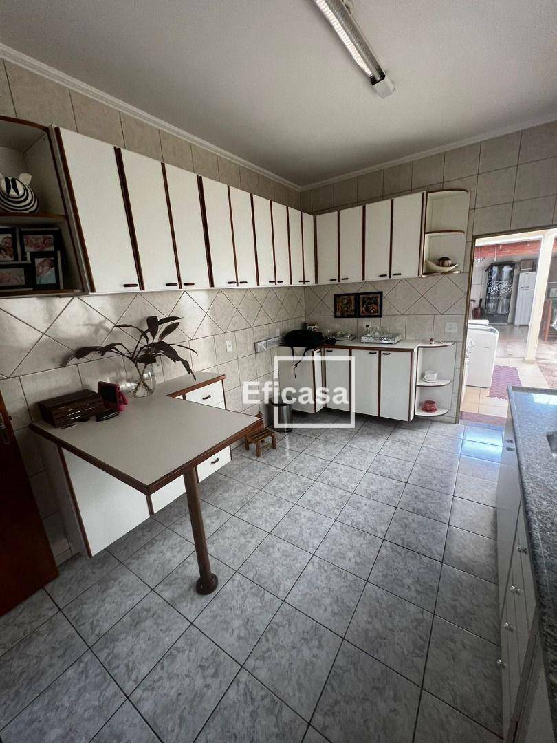 Casa à venda com 3 quartos, 240m² - Foto 2