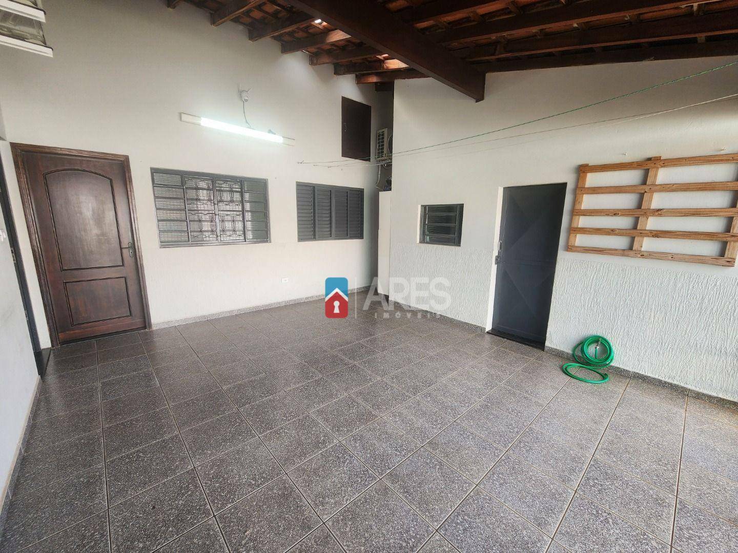 Casa à venda com 2 quartos, 81m² - Foto 1