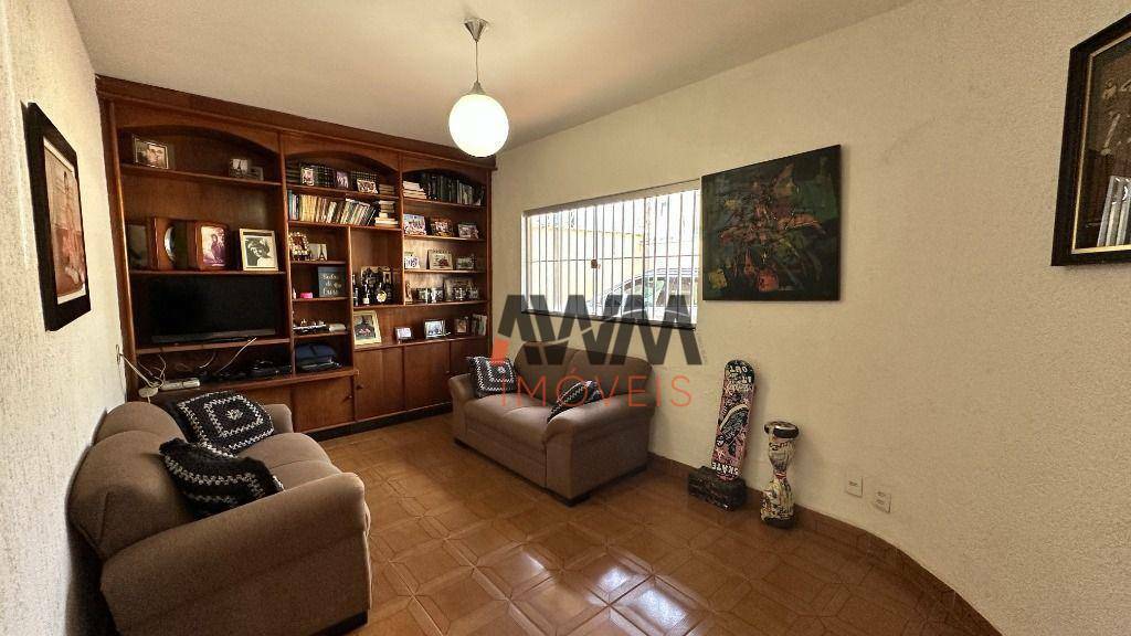 Casa à venda com 3 quartos, 226m² - Foto 1