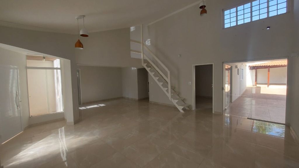 Casa à venda com 3 quartos, 200m² - Foto 2