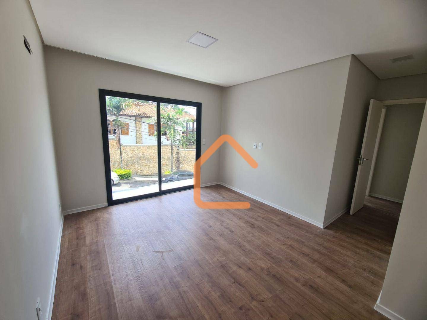 Casa à venda com 3 quartos, 136m² - Foto 1