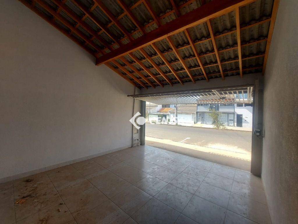 Casa à venda com 2 quartos, 68m² - Foto 1