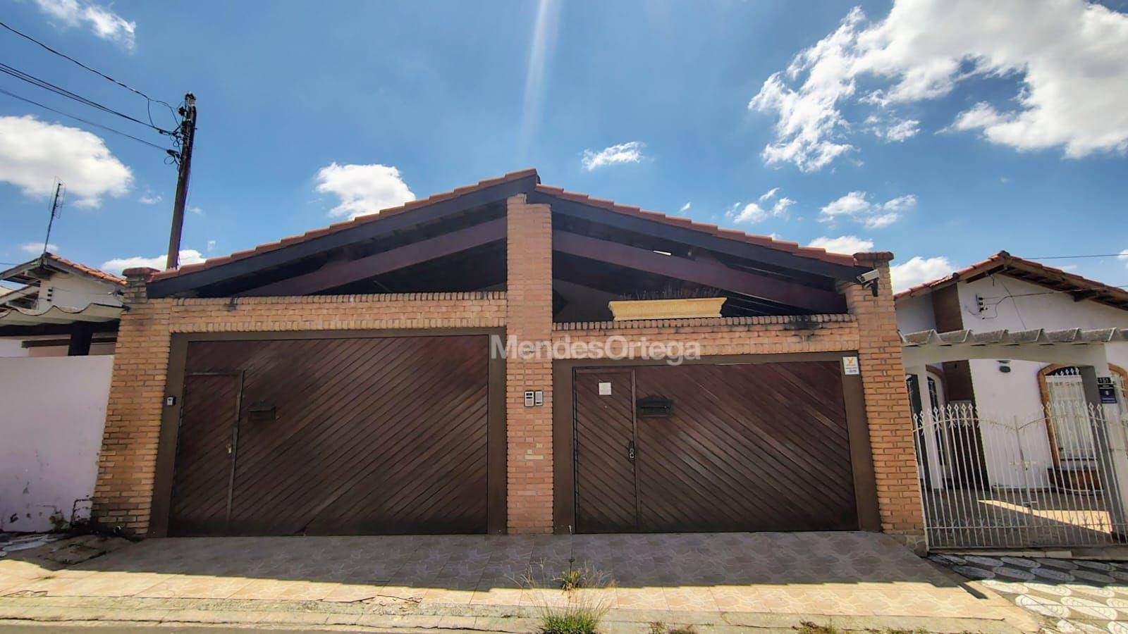 Casa, 5 quartos, 230 m² - Foto 1