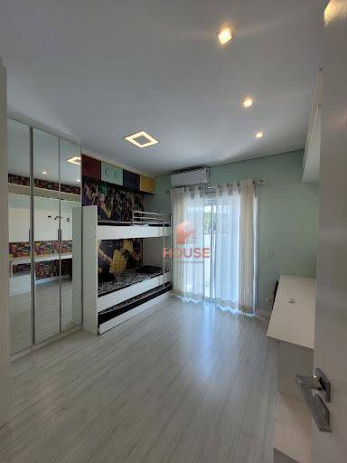 Casa de Condomínio à venda com 3 quartos, 240m² - Foto 2