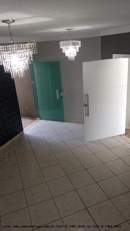 Casa à venda com 3 quartos, 221m² - Foto 1