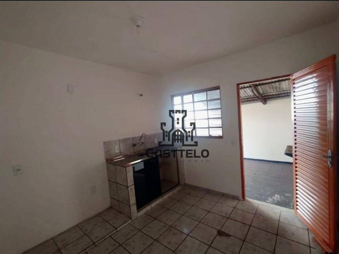 Casa à venda com 3 quartos, 76m² - Foto 4