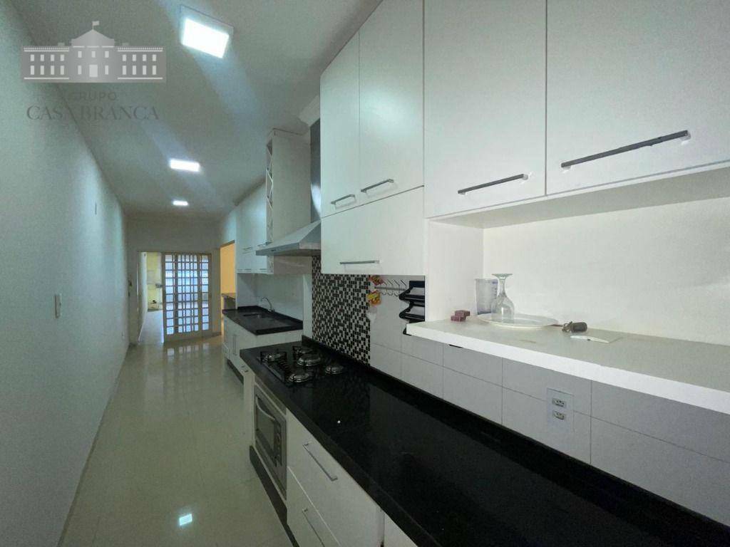 Casa à venda com 3 quartos, 214m² - Foto 8