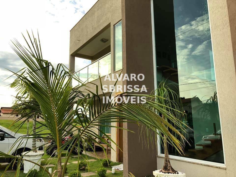 Casa de Condomínio à venda com 4 quartos, 300m² - Foto 1