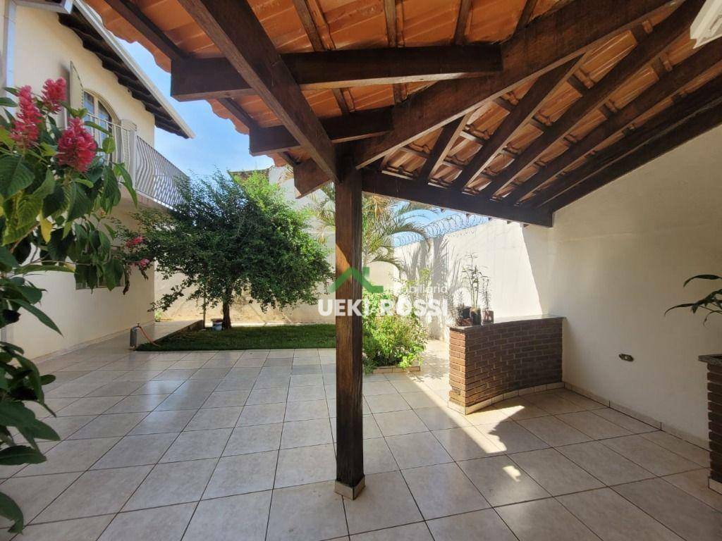 Casa à venda com 4 quartos, 327m² - Foto 17