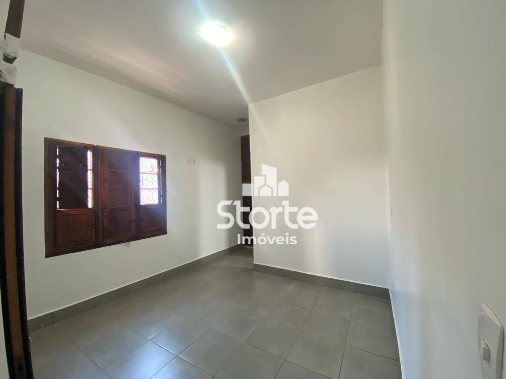 Casa para alugar com 3 quartos, 235m² - Foto 1