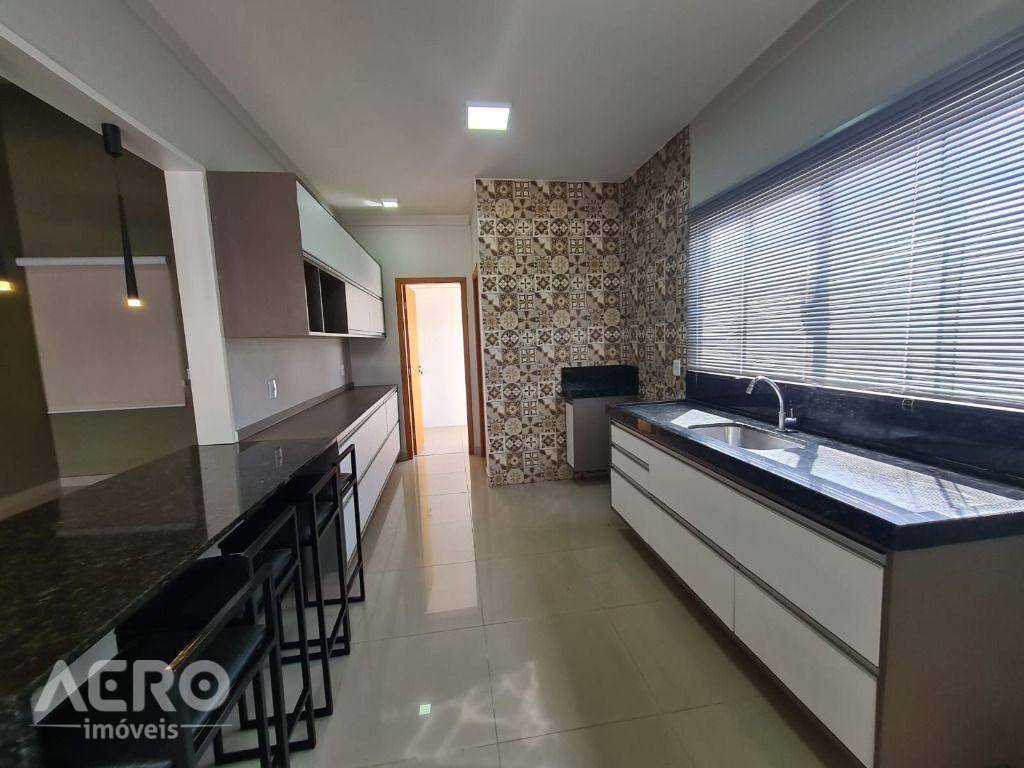 Casa de Condomínio à venda e aluguel com 3 quartos, 210m² - Foto 2