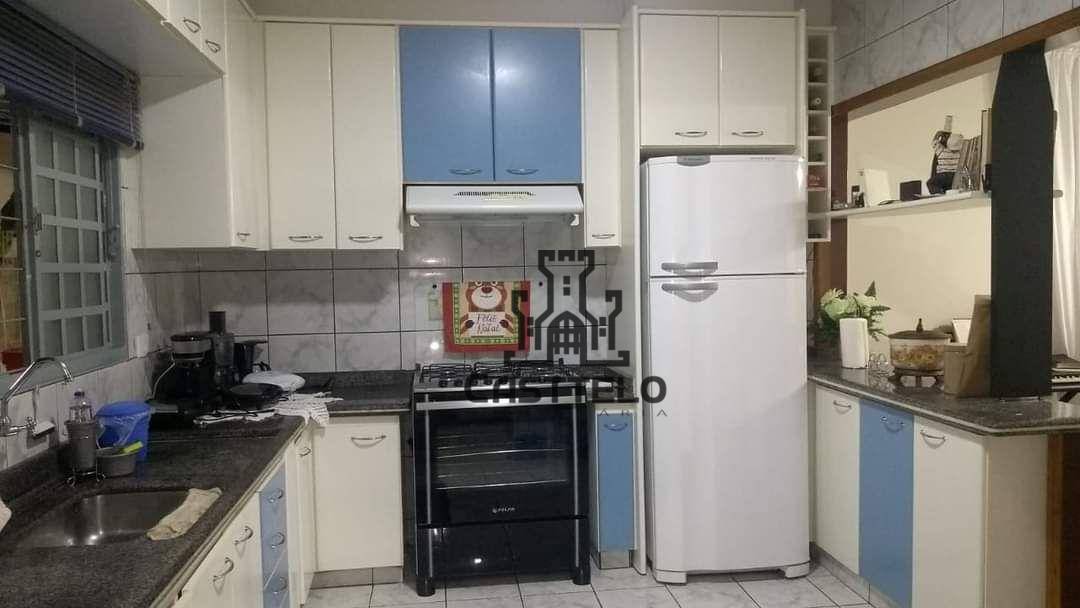 Casa à venda com 4 quartos, 140m² - Foto 1