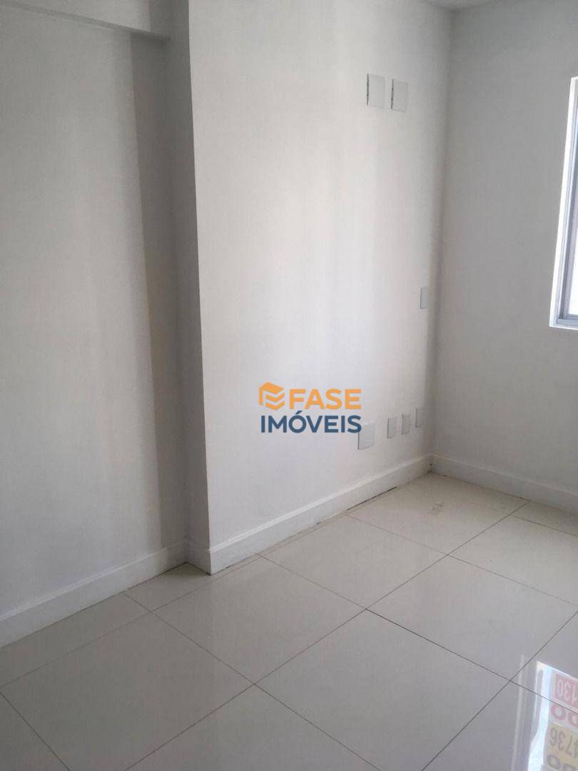 Apartamento à venda com 3 quartos, 77m² - Foto 2