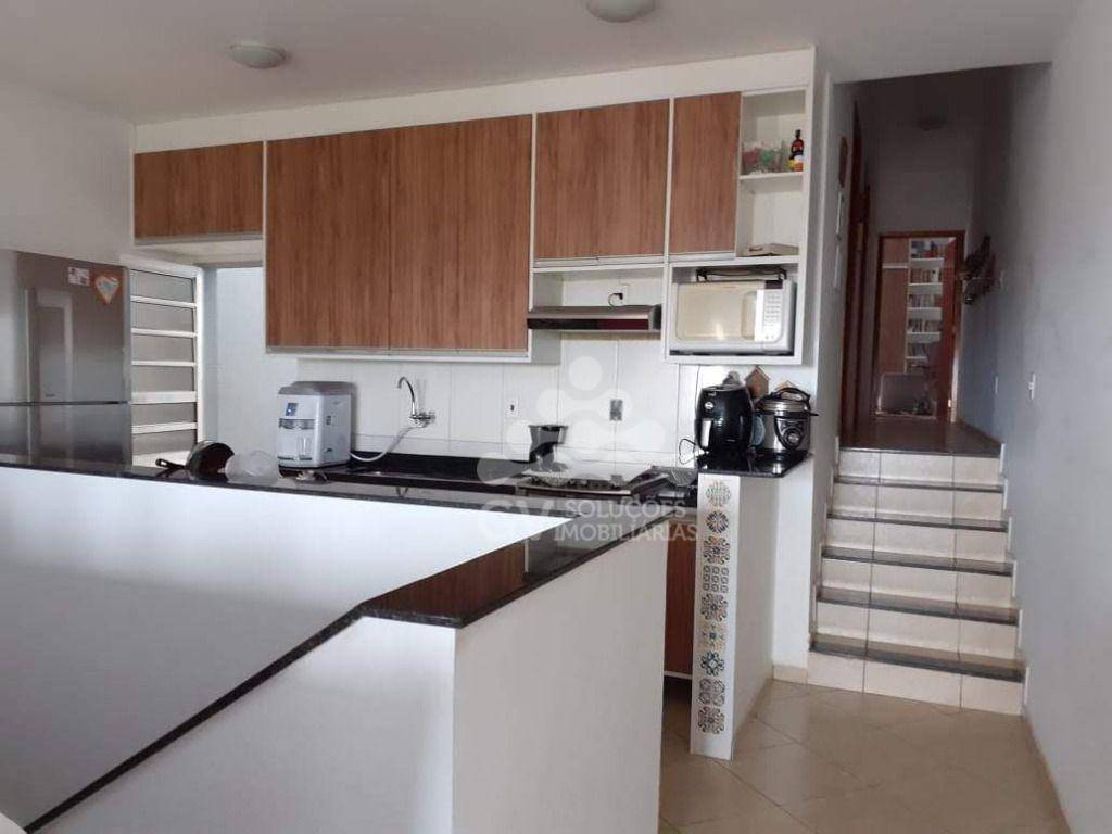 Casa à venda com 2 quartos, 109m² - Foto 1