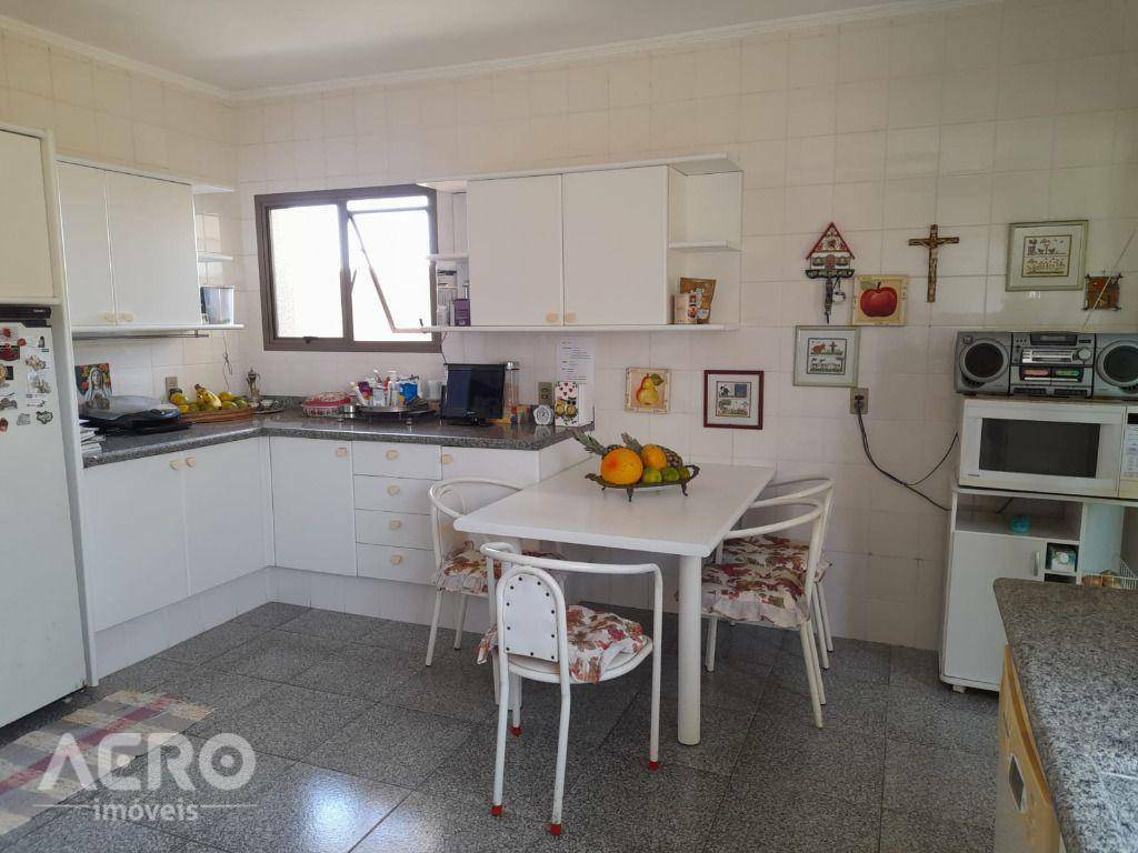 Casa à venda com 4 quartos, 250m² - Foto 15