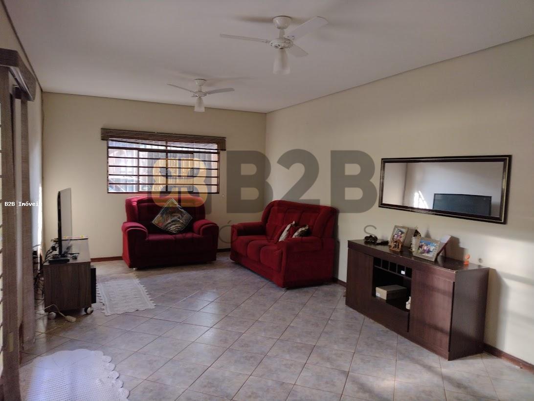 Casa à venda com 3 quartos, 156m² - Foto 1