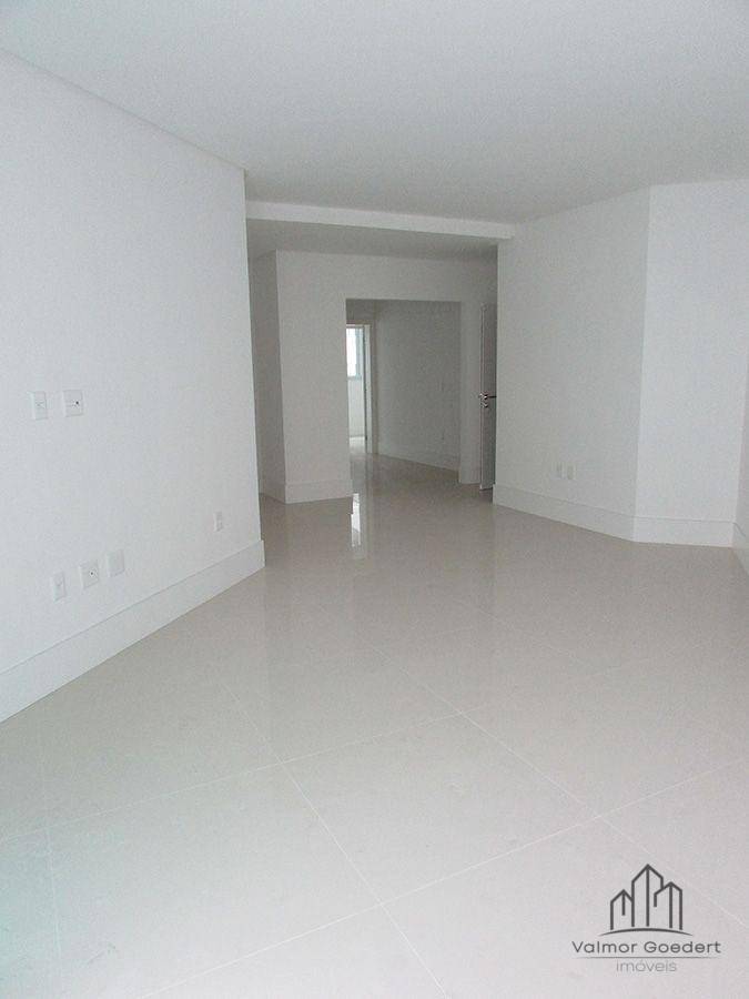 Apartamento à venda com 3 quartos, 128m² - Foto 4