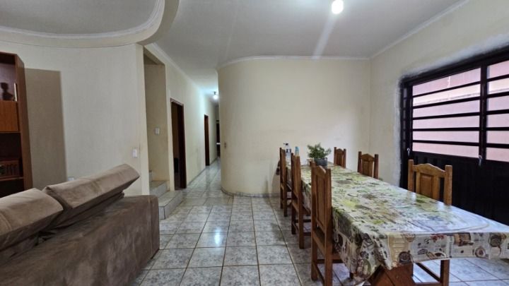 Casa à venda com 5 quartos, 196m² - Foto 1