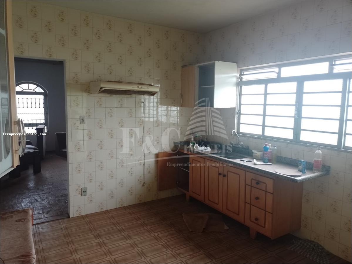 Casa à venda com 5 quartos, 294m² - Foto 1