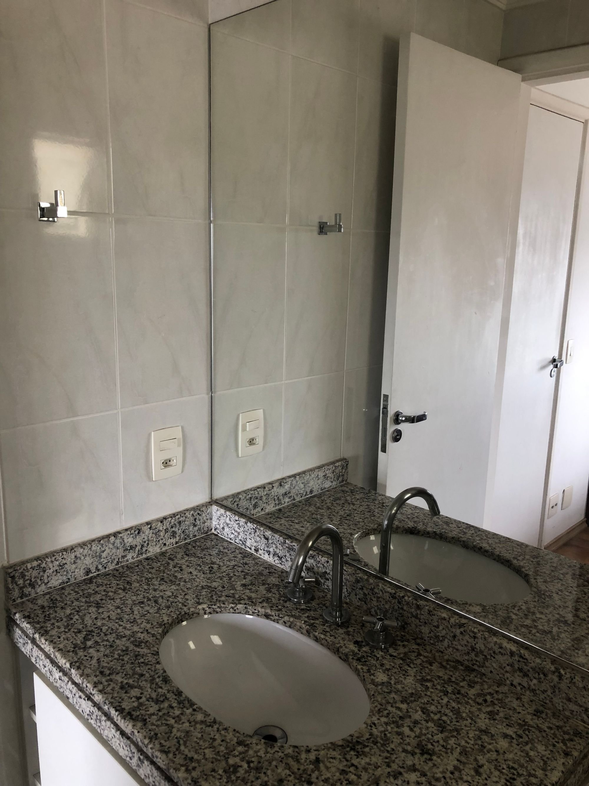 Apartamento à venda com 3 quartos, 208m² - Foto 2