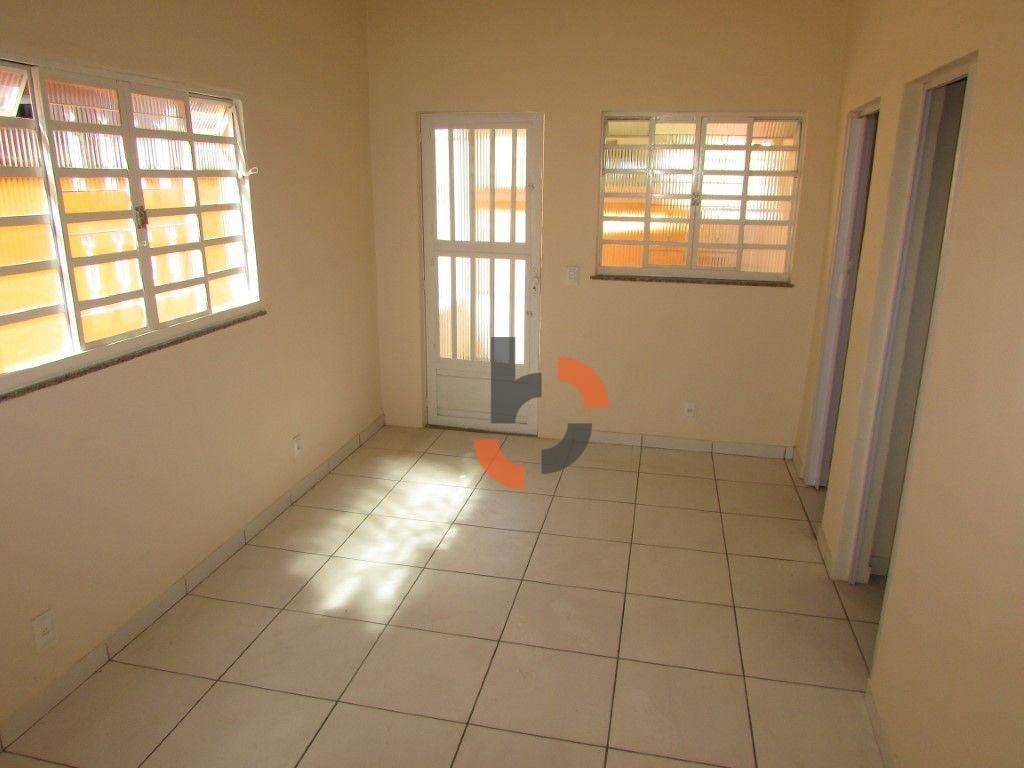 Casa à venda e aluguel com 2 quartos, 75m² - Foto 2