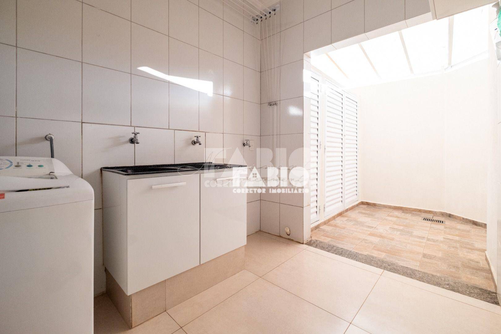 Casa à venda com 4 quartos, 220m² - Foto 33