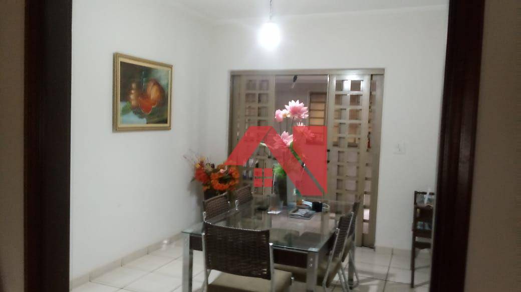 Casa à venda com 4 quartos, 160m² - Foto 1