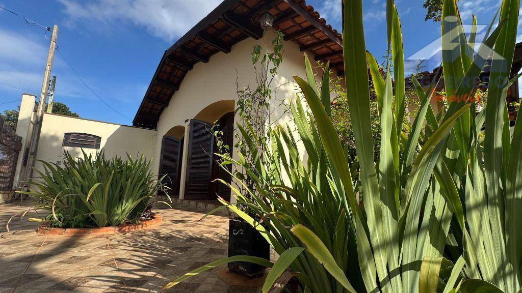 Casa à venda com 3 quartos, 212m² - Foto 1
