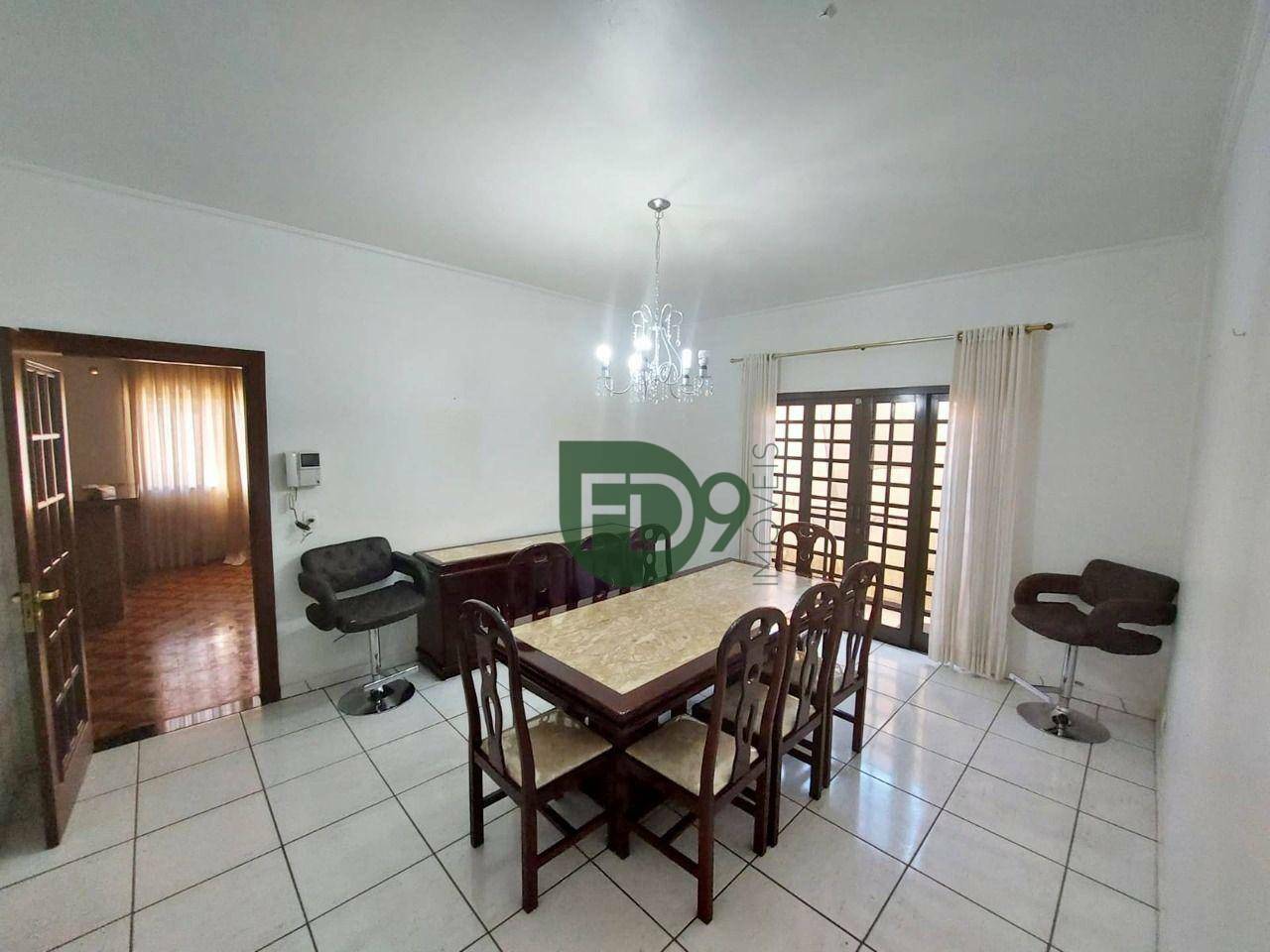 Casa à venda com 3 quartos, 272m² - Foto 1