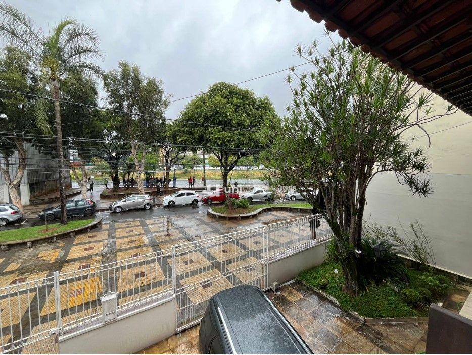 Casa para alugar com 5 quartos, 300m² - Foto 7