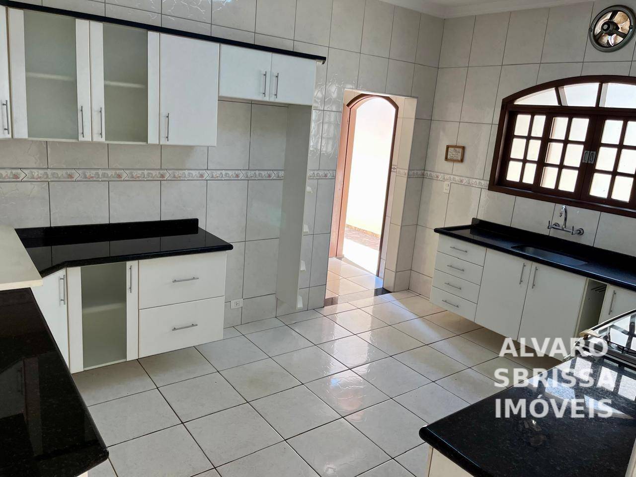 Casa à venda com 4 quartos, 246m² - Foto 8