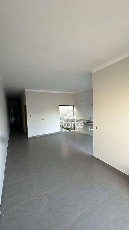 Casa à venda com 2 quartos, 69m² - Foto 2