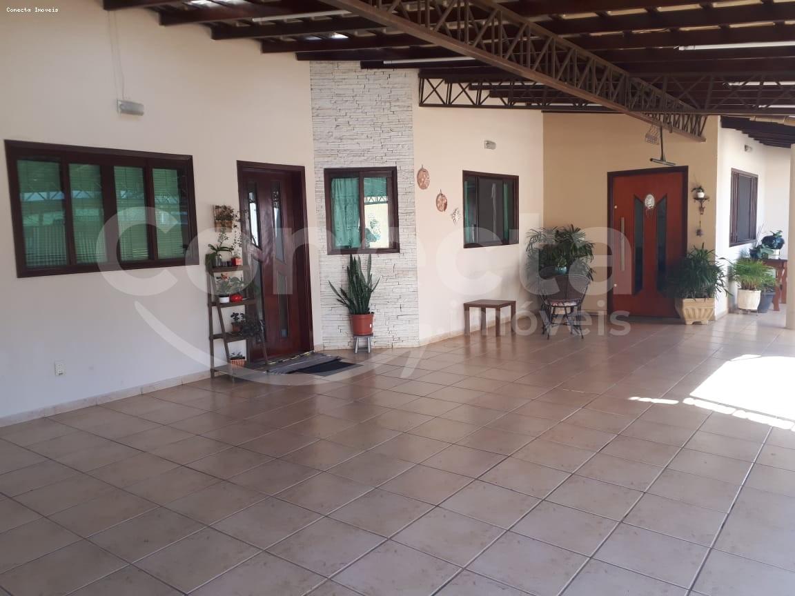 Casa à venda com 3 quartos, 202m² - Foto 1
