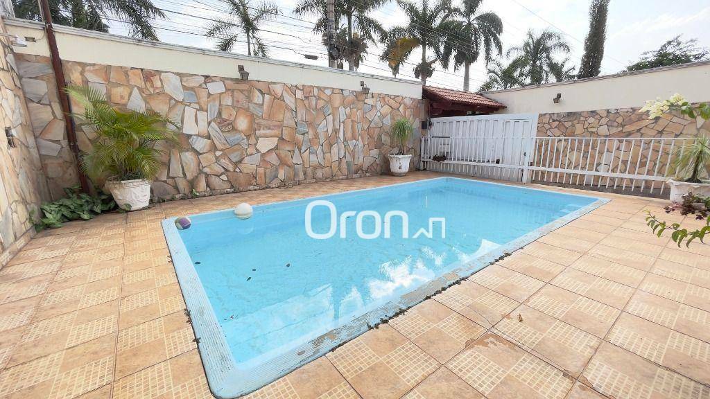 Casa à venda com 3 quartos, 225m² - Foto 2