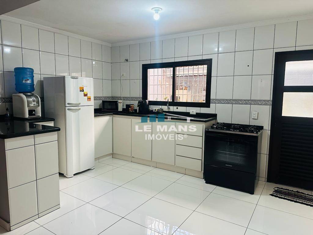 Casa à venda com 3 quartos, 154m² - Foto 1