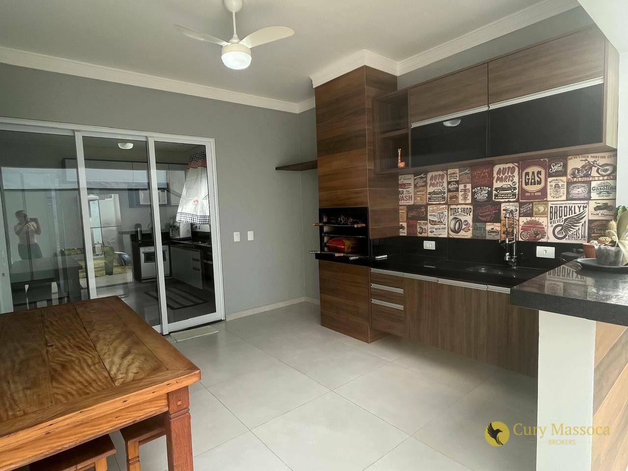 Casa de Condomínio à venda com 3 quartos, 210m² - Foto 1