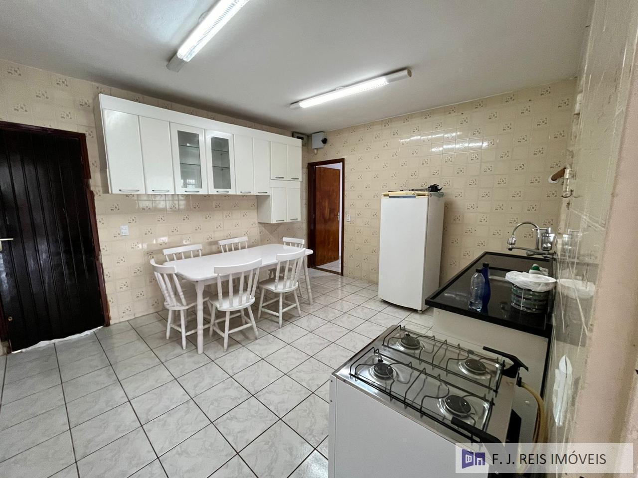 Casa à venda com 3 quartos, 360m² - Foto 8