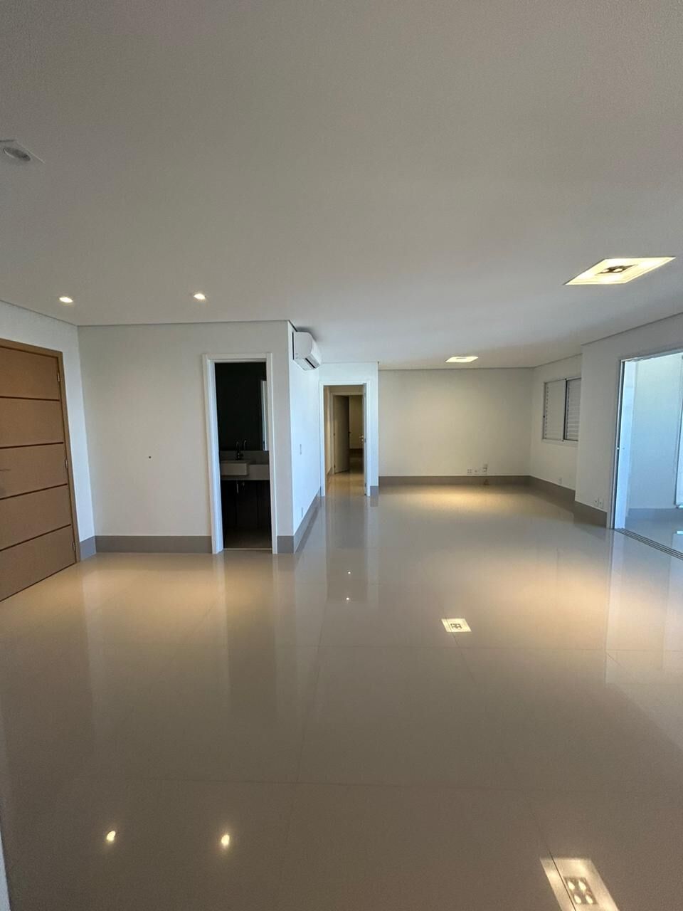 Apartamento à venda com 3 quartos, 145m² - Foto 2