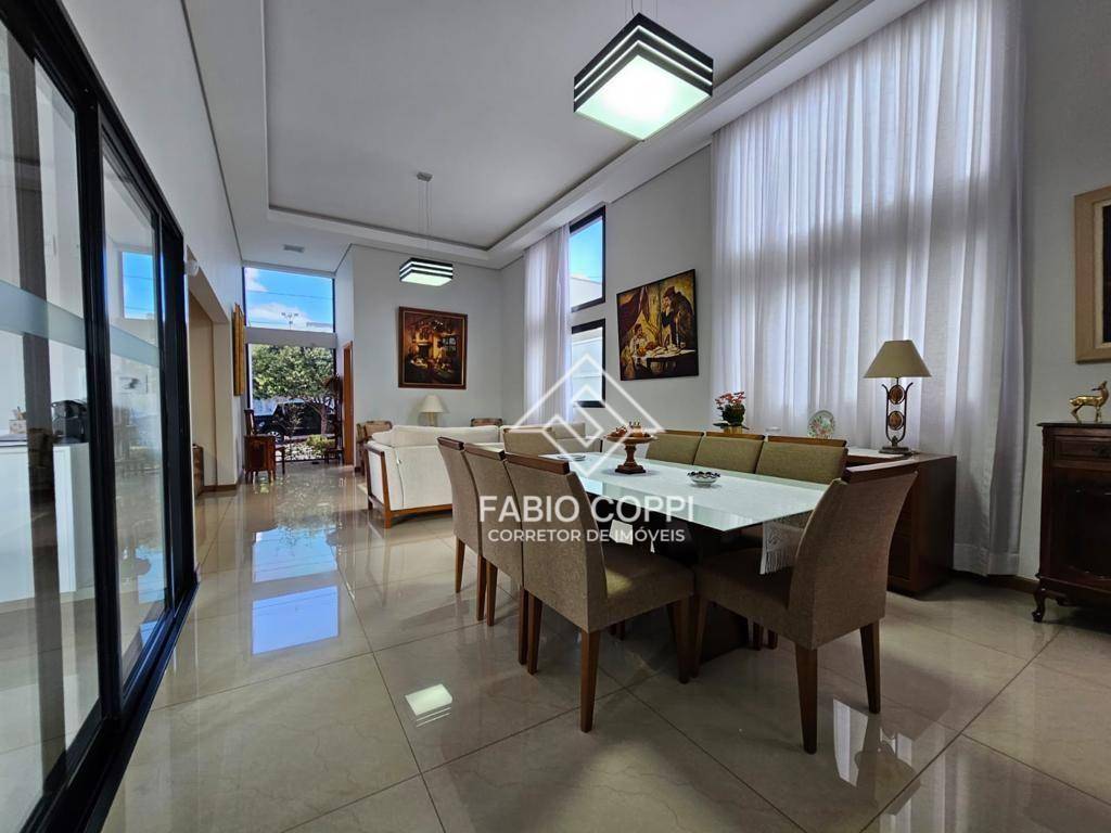 Casa de Condomínio à venda com 3 quartos, 330m² - Foto 1