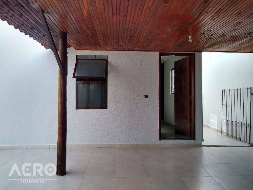 Casa à venda com 3 quartos, 104m² - Foto 1