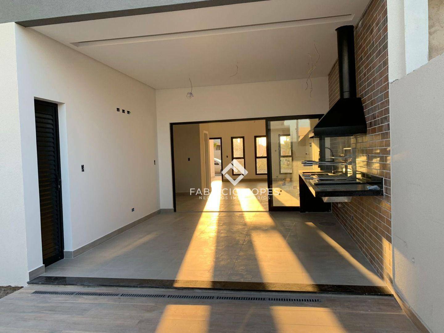 Casa à venda com 3 quartos, 195m² - Foto 1