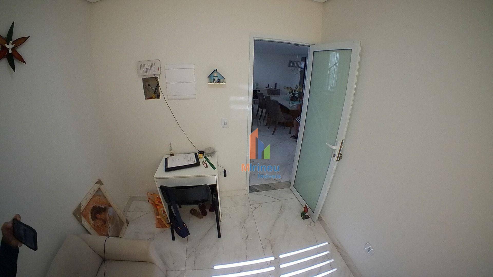 Casa de Condomínio à venda com 3 quartos, 239m² - Foto 4