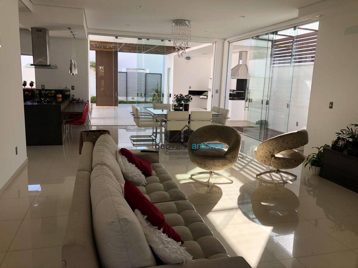 Sobrado à venda com 3 quartos, 300m² - Foto 1