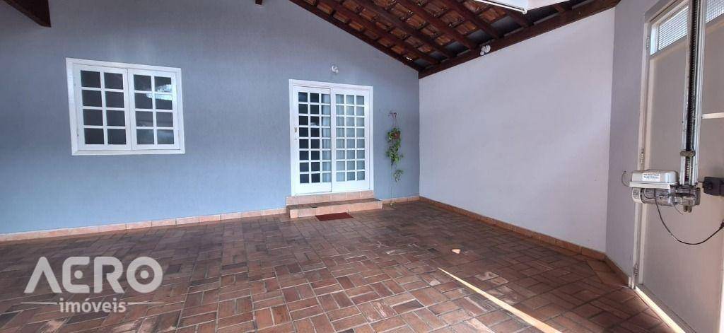 Casa à venda com 4 quartos, 177m² - Foto 1