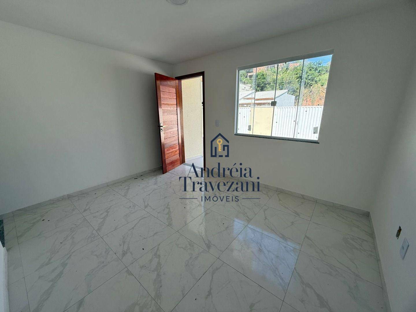 Casa à venda com 2 quartos, 70m² - Foto 4