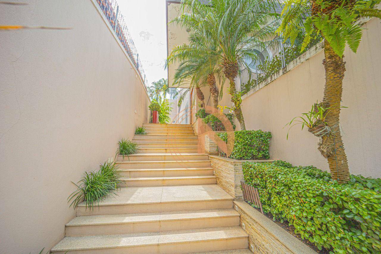 Casa à venda e aluguel com 5 quartos, 687m² - Foto 1